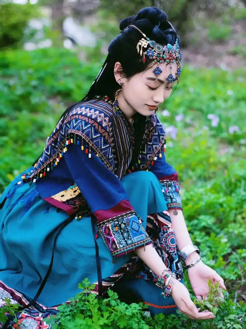 紫萱姑娘,他不会来了.#苗疆少女 #少数民族风情 #摄影 # - 抖音