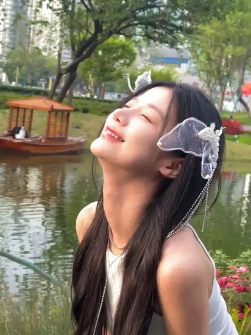 化了一个喜欢的妆  猛拍了一堆照片#致可爱的你#  #肉肉杂记