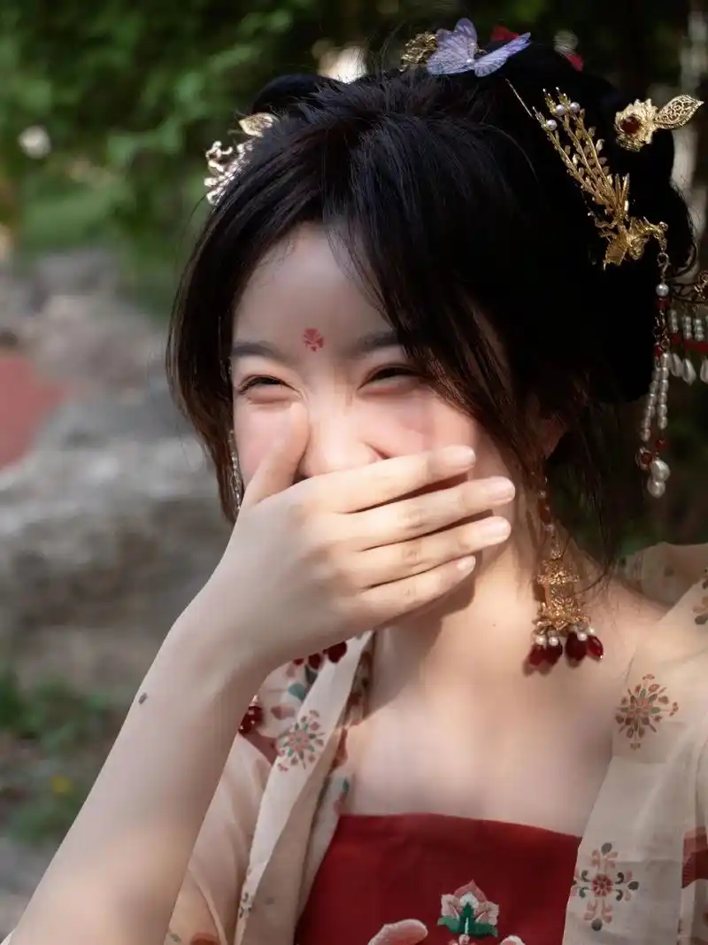 "桃花开的时候 一定要来看我." #汉服 #古风 #汉服小姐姐