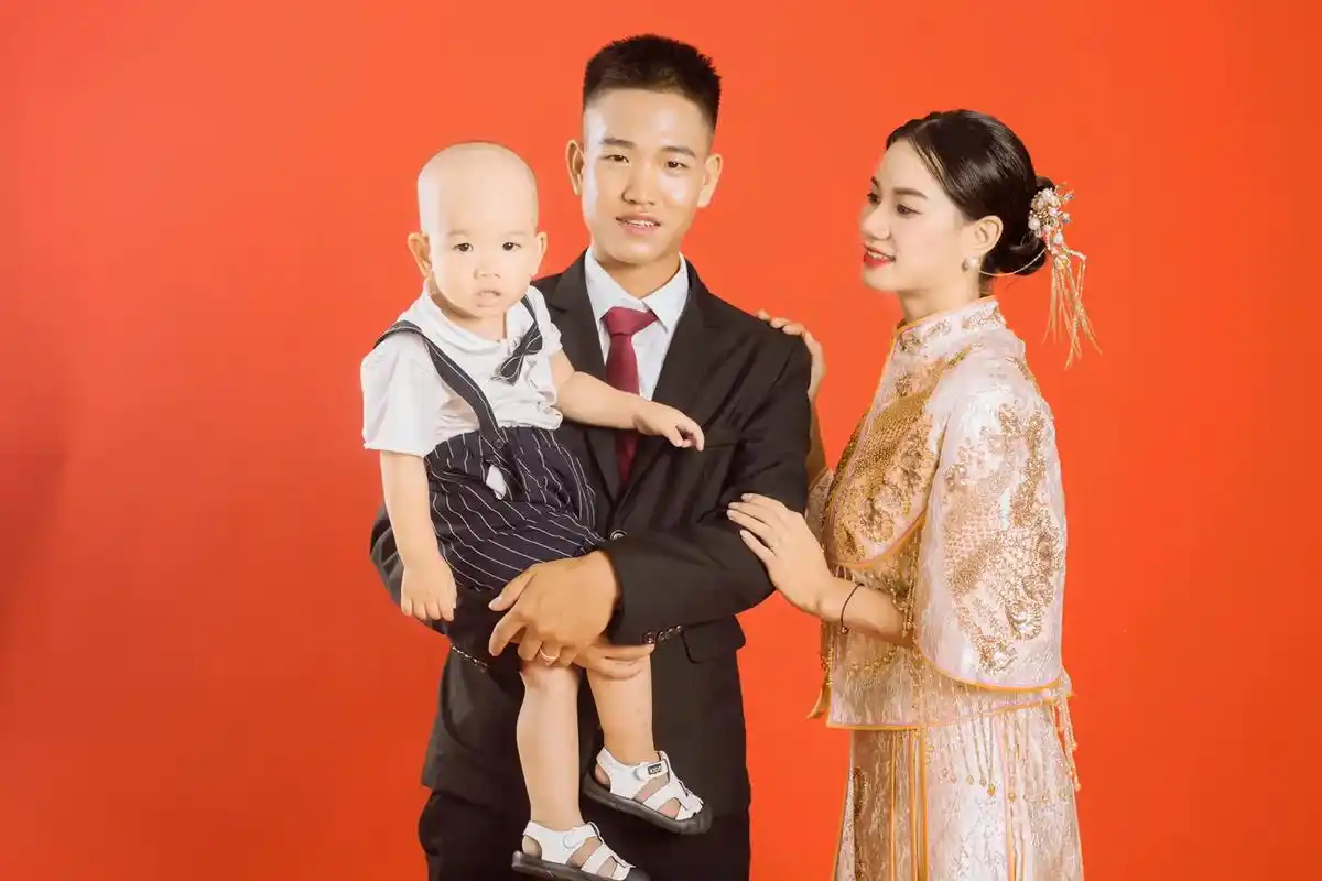 希望我们越来越好 #全家福 秀禾全家福 哪一组照片更好看评 - 抖音