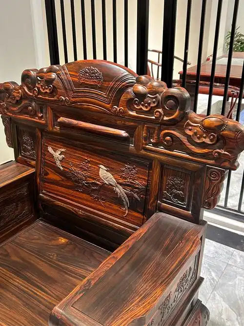 这款春色满园沙发,以国标红木阔叶黄檀精心打造,每一处细节都彰显着