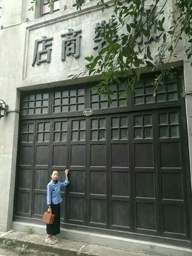 服装商店～师傅做衣服讲究"量体裁衣".