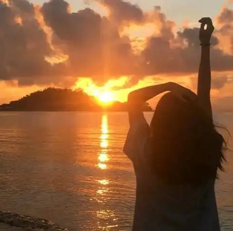 女生头像背影日落黄昏情侣