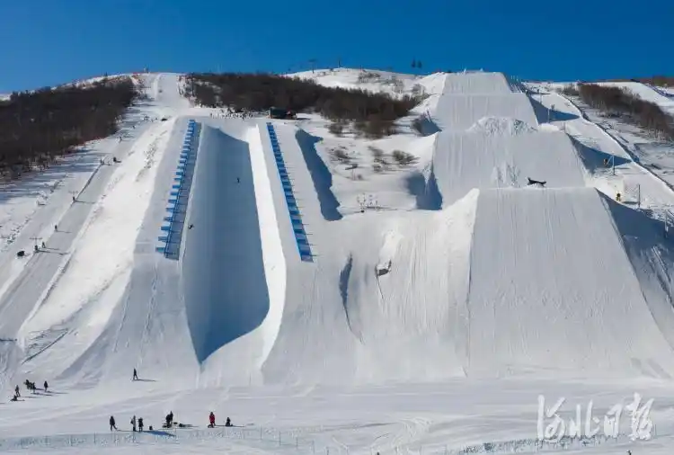 国家集训队在河北省张家口市崇礼区云顶滑雪公园u型场地进行滑雪训练