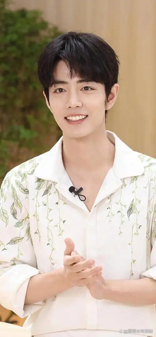 肖战花衬衫造型潮出新高度帅气与时尚并存