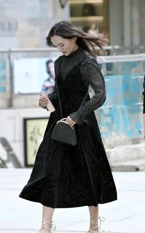 黑色长袖修身连衣裙搭配穆勒鞋尽显高雅迷人的气质