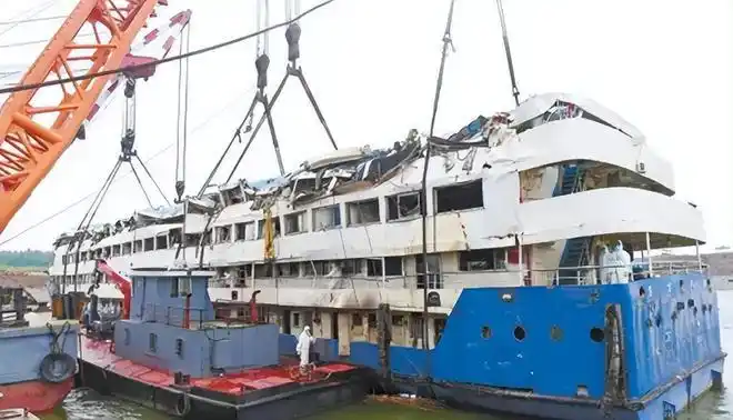 2015年东方之星游轮一分钟沉没442人遇难是天灾还是人祸