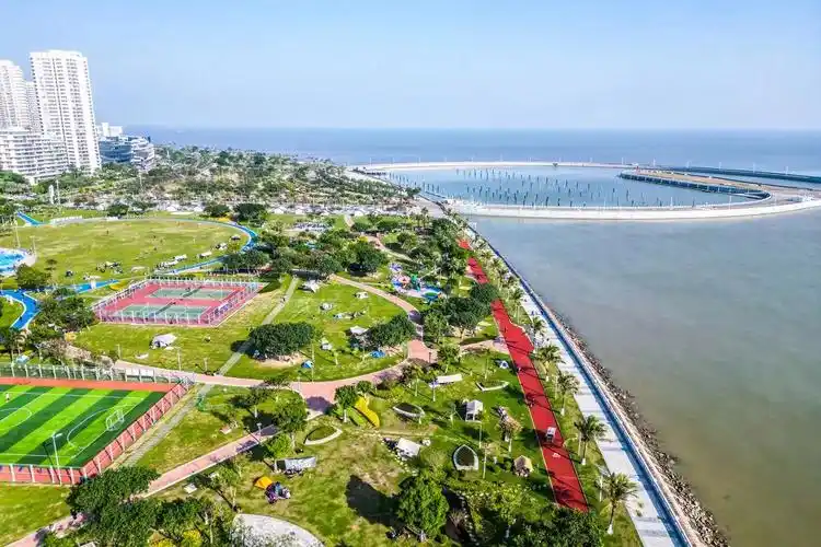 金银湾公园占地超77万平方米,是高新区具有代表性的滨海浪漫特色公园