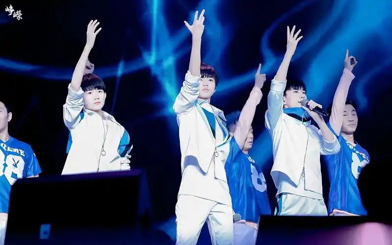 峥嵘饭拍tfboys三周年广州场读信环节