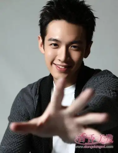 男生头上有个旋的人做什么发型好男生怎么自己弄发型