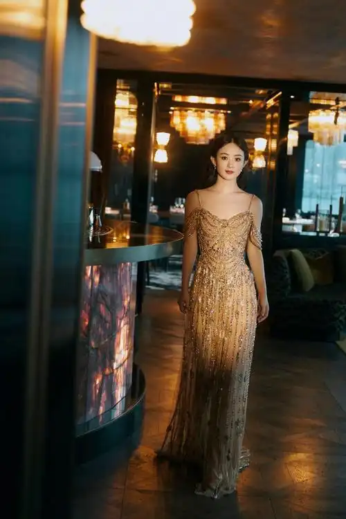 赵丽颖鎏金亮钻裙eliesaab2023秋冬高定闪亮出场自信迷人