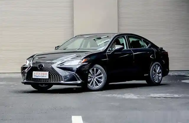 雷克萨斯es 300h至臻黑实拍,加价月销照样近万辆,哪点最诱人?
