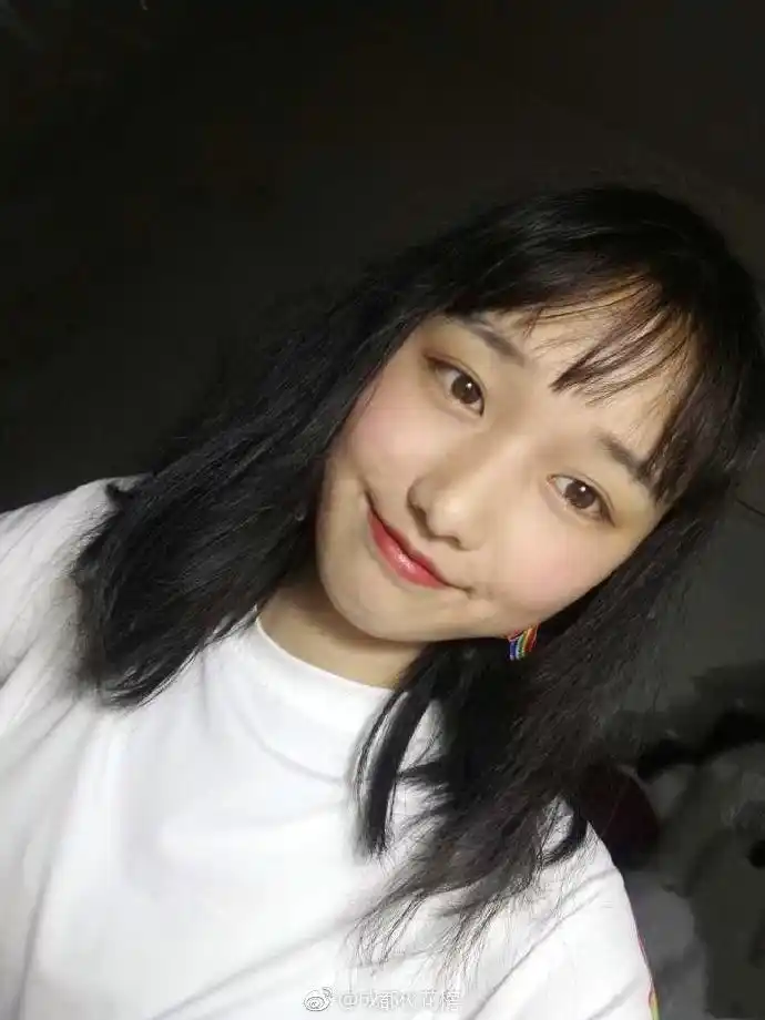 安徽省绩溪中学 准高三 金牛座 身高:160cm. 来自成都校花榜 - 微博