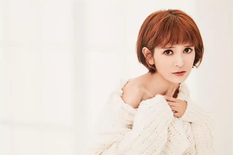 1/ 12 近日,演员肖茵曝出一组最新秋冬写真.