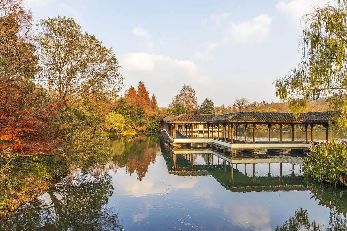 其中,湖滨公园是杭州西湖风景名胜区的重要组成部分,也是我最喜欢的