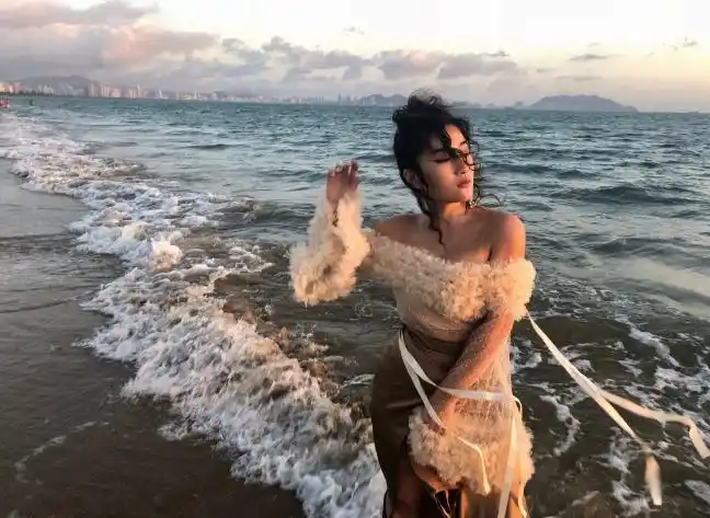 《好声音》学员刘明湘三亚美照,着装比舞台上更出彩,健身的力量