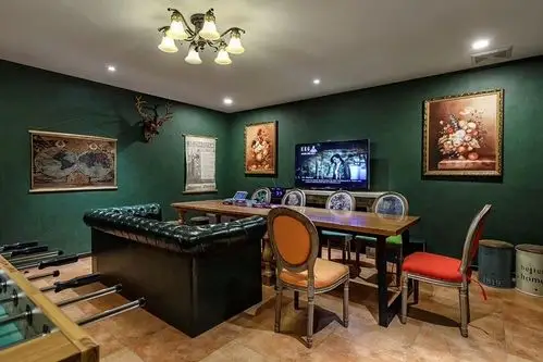 广渠门外地铁站旁购物广场地下一层轰趴馆桌游吧转让