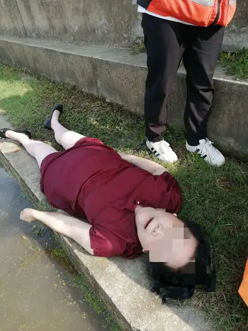 今天早上8点十分,江汉桥下,一中年妇女溺水,被保安队员救上岸边,巳