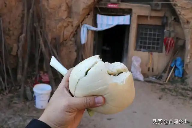 山西农村大妈用热馍咸菜招待陌生人客人掏出10元钱大妈翻脸了