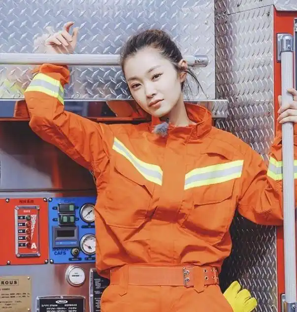 气质女神宋轶,消防制服写真图片,最美侧颜杀