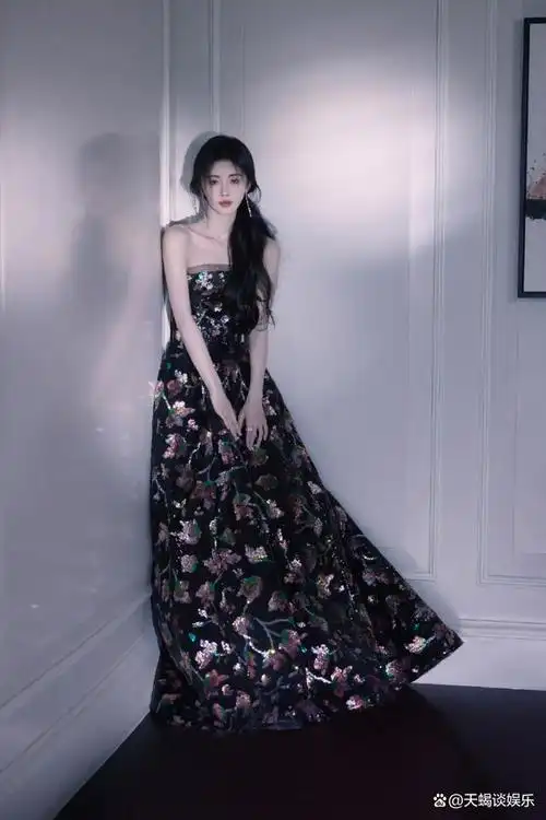 鞠婧祎以黑纱满绣礼裙亮相qq音乐巅峰盛典,成为红毯焦点!