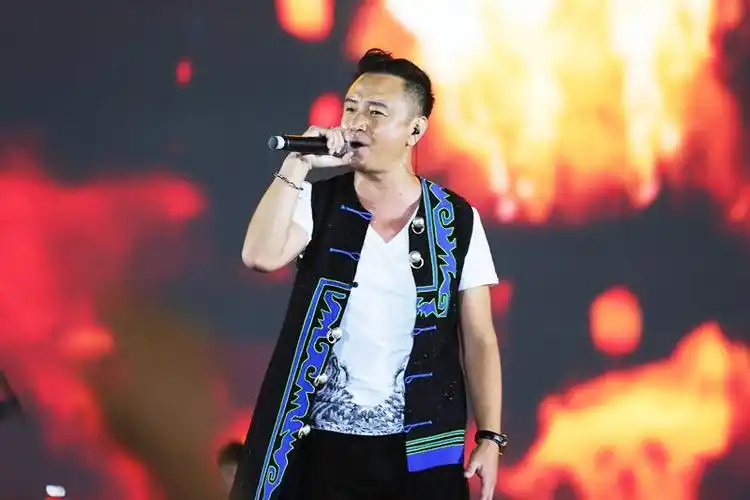 打着火把唱着歌山鹰组合再次唱响燃情七月