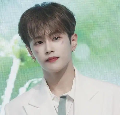 小鲜肉李文翰新造型帅气伤痕妆