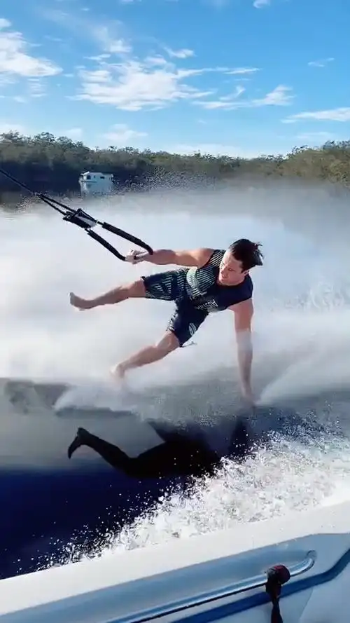 这也是轻功水上漂的一种吧!