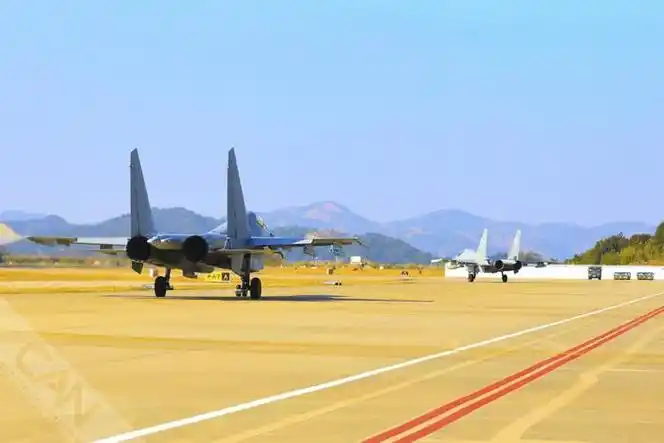 东部战区空军航空兵某旅组织飞行训练