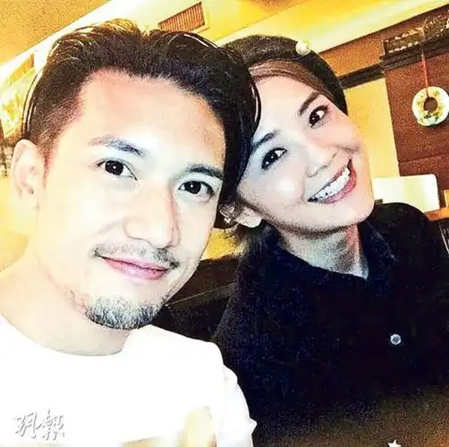 阿sa台北巧遇关智斌两人自拍逗趣刷颜值