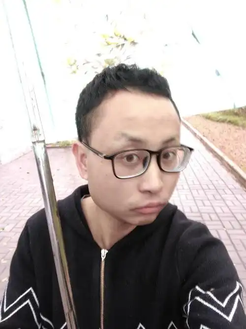 他是不是很丑,老实回答我