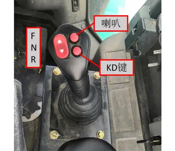 运行效率高,转向平稳可靠; 2,配置先导操纵,操作轻便,手柄集成fnr档