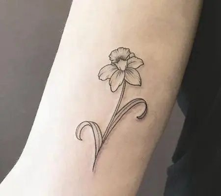 胳膊处简单墨色一枝花纹身图案