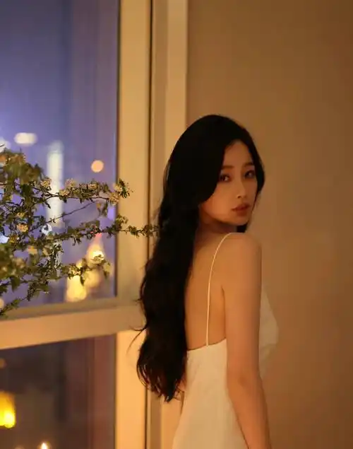 虞书欣白色吊带露背长裙好美,卷发慵懒有气质,后背线条令人心动_飞吻