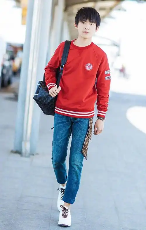 外面一层又穿了蓝色短衫,看上去非常的层次感,下身搭配黑色紧身裤