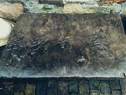 此墓尚存一个"汉荀彧墓"的石碑,可作为凭证,而且1960年时还能看见垒土