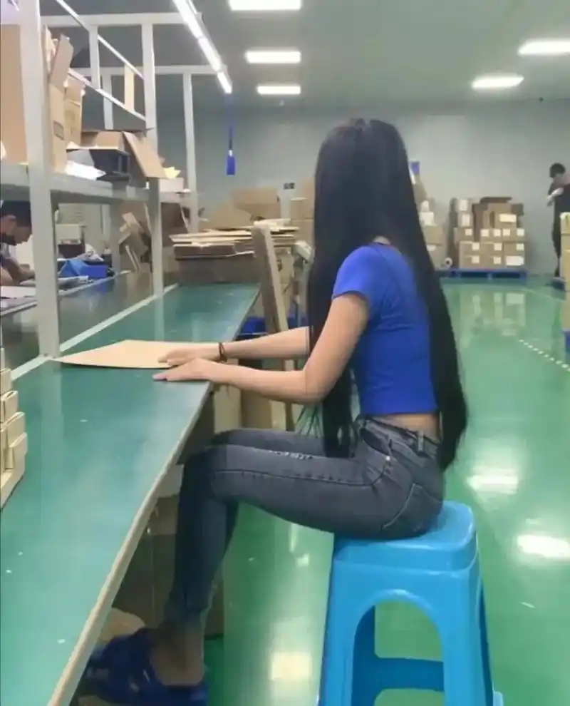 百度爱采购首页 商品专题_电子厂 优质回答 在工厂车间的一条流水线上