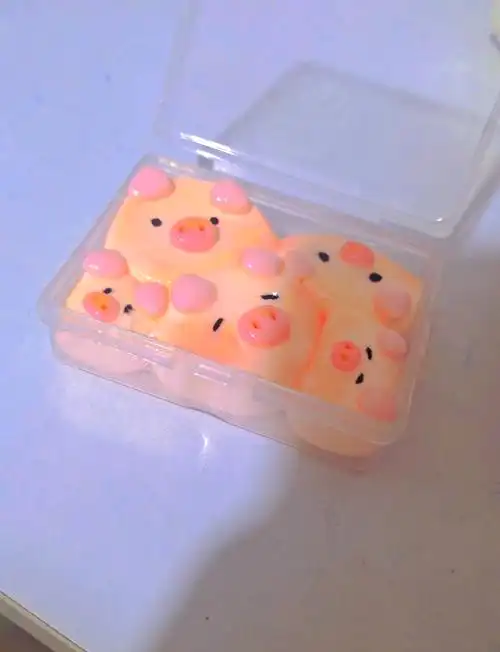 超轻黏土小猪挤挤盒diy教程 最近看到一款超可爱的手工小猪挤挤盒,忍