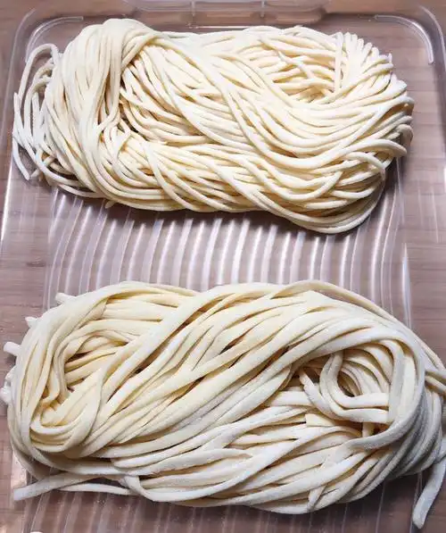 颖颖宝贝小仙女做的手工面条之鸡蛋面条