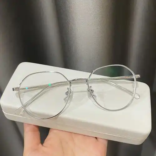 上脸就是小仙女78这个银框不规则多边的眼镜太好看了~轻金属戴起来