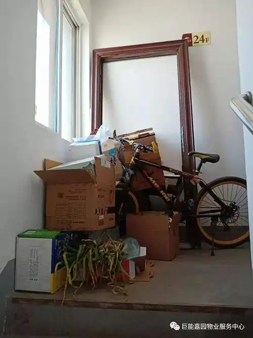 小区业主,楼道本来就很窄,您又堆放了那么多的杂物,万一失火了,咋逃命