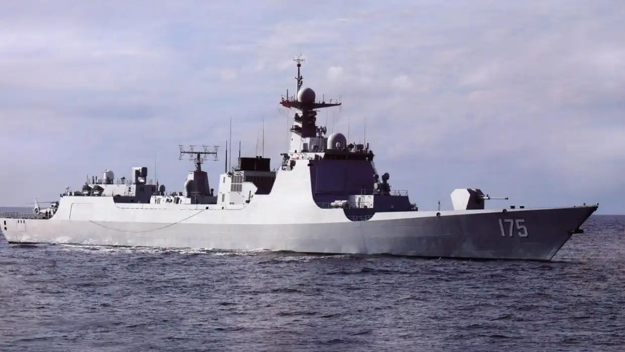 菲方宣布胜利?中方铁证还击,中国军舰一声令下,菲船只四散而逃