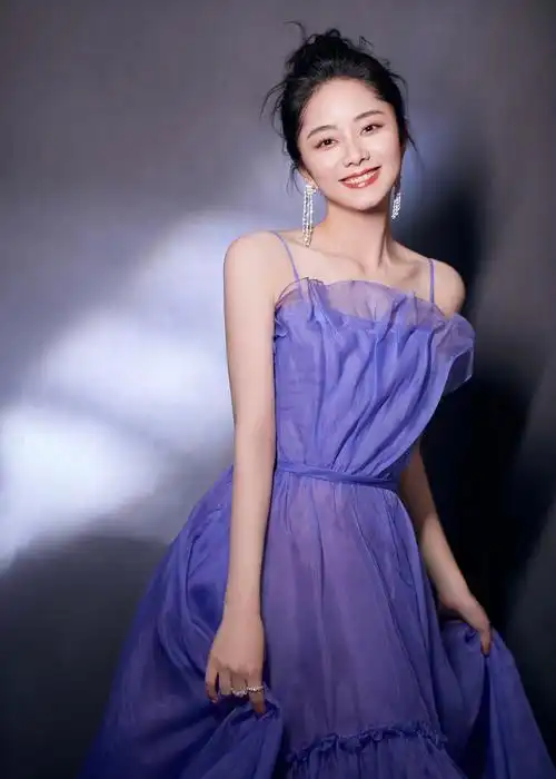 今天出席的谭松韵seven