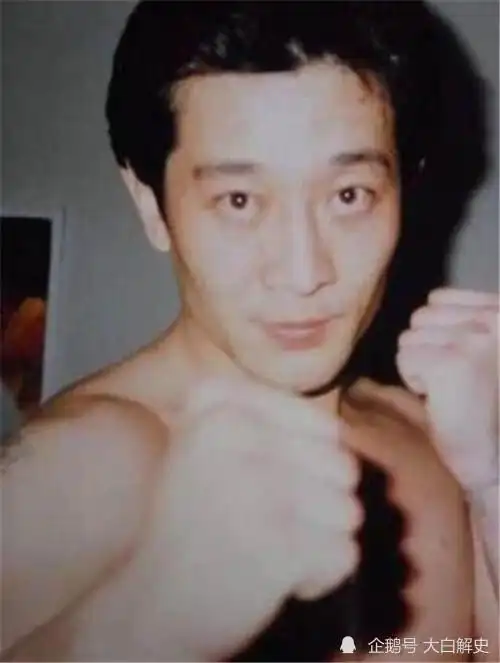 不久之后,向华强来了,可是白小航仍不打算息事宁人,他和一群小弟把夜