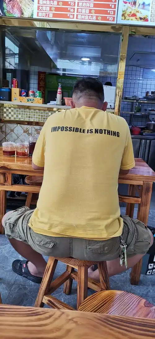 熊背影人体模特mockup口号slogan