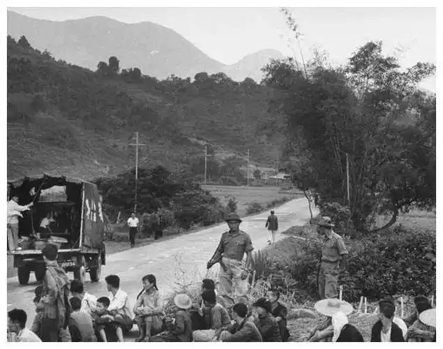 历史照片!1962年香港市民向遣返大陆难民的卡车内扔干粮袋