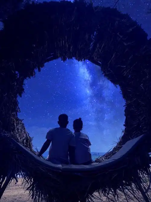 想在星空下依偎在你怀里,诉说着小时候对爱情的向往