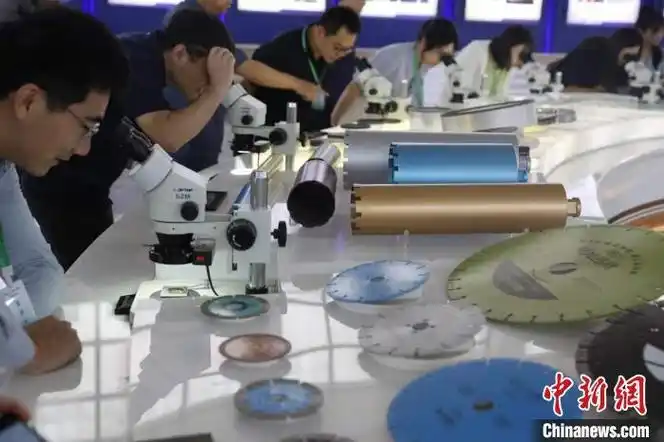 图为参观者在黄河旋风展示大厅参观.