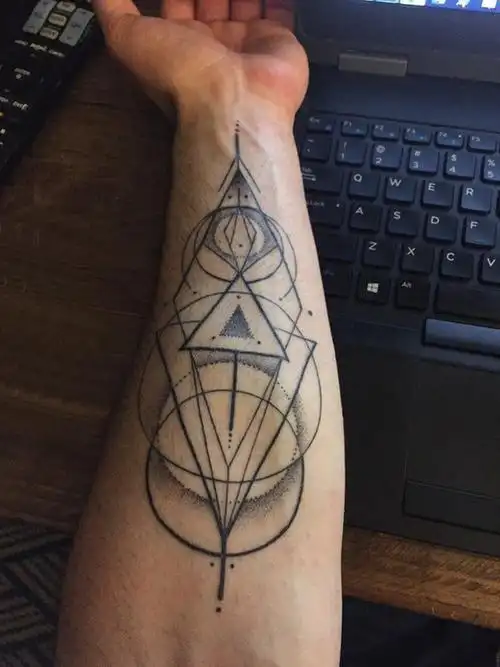 几何花纹身图案 男生手臂上黑色的几何纹身图案