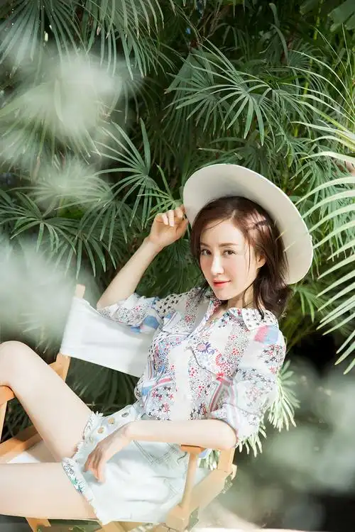 舒畅曝夏日甜美写真明媚动人似花园精灵